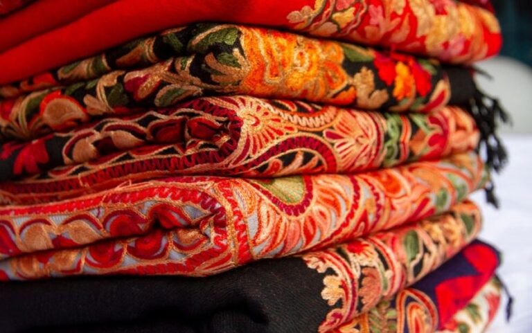 Wear a Lightweight Pashmina